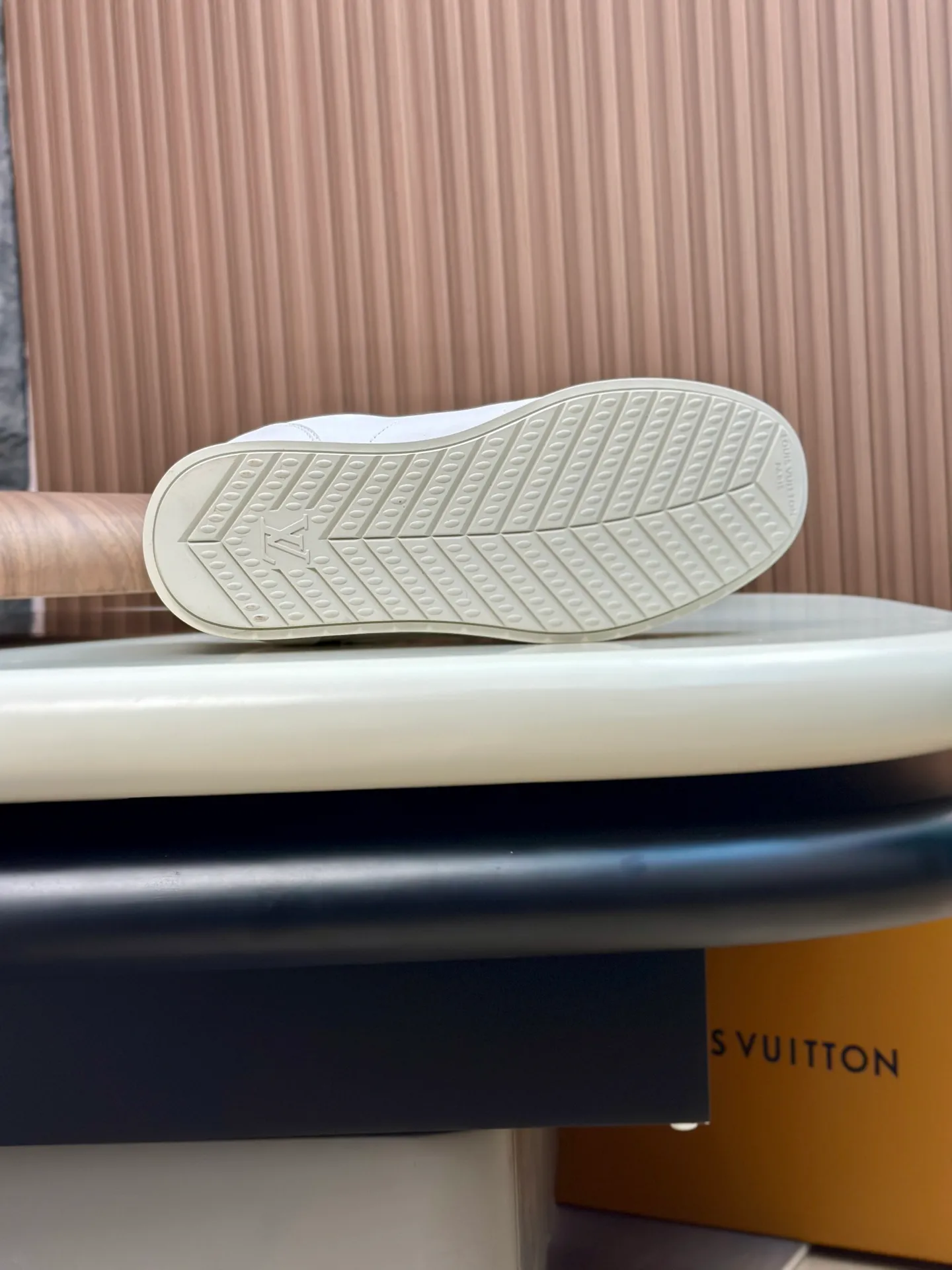 Factory direct sale ¥700💰Full set of packaging💰Top version LV-Louis Vuitton-Classic catwalk new style 1:1 developed replica of the original version! ! The upper foot is very comfortable. It is made of luxurious materials and fine workmanship. The midsole is printed with English letters "Made in Europe". The upper is made of calfskin imported from Italy. The side is decorated with the brand's LOGO and signature. The latest latex foot pads and mesh lining make the foot feel super comfortable. Original factory special supply of original two-color T men's shoes 💰U combination outsole. Bag technology Goodyear stitched edges Fabric: Exclusive custom first-layer cowhide Accessories: Exclusive private model Vuitton logo, lining: Customized silk mesh lining - first-layer silk cowhide lining Outsole: T men's shoes 💰U combination outsole wear-resistant, non-slip and anti-yellowing Foot pads: new latex pads-mesh sweat-absorbent Counter technology: fully computerized sewing machine wire drawing Toe cap Back cover Hot and cold shaping A complete set of pull-top lasts with medium and low logo patterns. Counter packaging - shoelaces, certificates, cards, instructions, certificates, dust bags. The most comprehensive packaging on the Internet. Men's model 339-44 (38/45 custom-made, non-returnable!